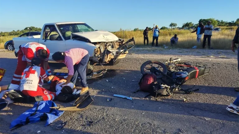 tres-hermanos-heridos-en-accidente-entre-motocicleta-y-camioneta-en-el-fuerte-b05da926-focus-0-0-1200-675