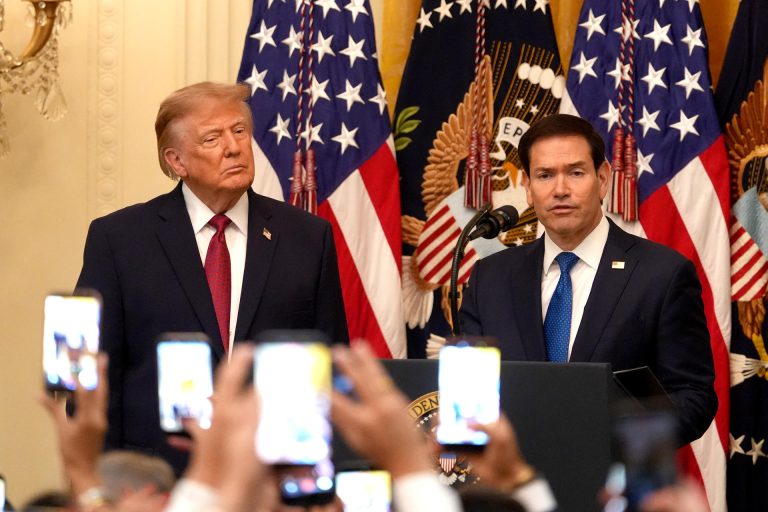 tribunal-bloquea-tarifa-migratoria-de-trump-por-fallas-legales