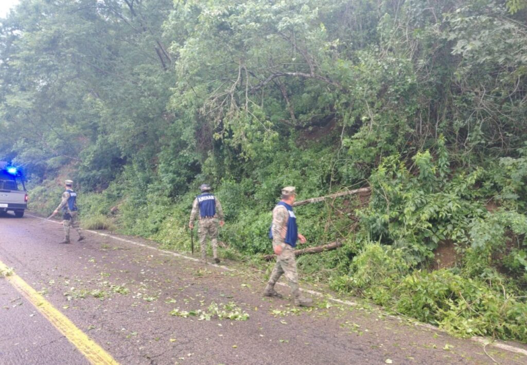 Marina evacua a 616 personas ante el avance del huracán 'Simon' hacia Sinaloa - whatsapp-image-2026-10-12-at-60254-pm-3-1024x709